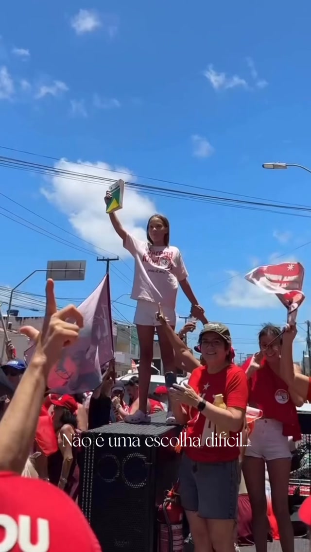 Democracy on Canvas/ Democracia sobre Tela 🇧🇷 

Como dizia a gloriosa Maria da Conceição Tavares “Só faz de conta que a política não interessa quem manda, meu bem!”

Eu acredito no poder do simbólico. Enquanto um livro, um amontoado de papéis, ela carrega algo leve. Mas o peso do significado da Constituição Brasileira é impossível de mensurar.

Acredito no poder da estética para transformar a maneira como vemos e sentimos o mundo. A arte pode tornar ideias visíveis, dar imagem aos nossos direitos e abrir espaço para a beleza na vida política. A democracia não se mantém por um amontoado de palavras escritas de forma rebuscada mas do nosso esforço diário em fazer valer o que está escrito. E isso depende de escolhas.

Quero que minha arte afirme aquilo que merece ser protegido: a liberdade, a dignidade e o direito de construir o próprio futuro.

Às vezes, uma imagem nos faz sentir o valor de algo antes mesmo de encontrarmos as palavras para explicá-lo. E foi isso que eu senti ao ver esse vídeo!

Pintura inspirada pelo vídeo da @fernandagaaby 

 🇮🇪 
A painting made in response to the recent protests in Brazil.

I believe in the power of symbols. As a book, a stack of papers, it carries little weight. But the weight of what the Brazilian Constitution represents is impossible to measure.

I believe in the power of aesthetics to transform the way we see and feel the world. Art can make ideas visible, give shape to our rights and make room for beauty in political life. Democracy is not sustained by a stack of words written in elaborate language, but by our daily efforts to uphold what is written.

I want my art to affirm what deserves to be protected: freedom, dignity and the right to shape our own future.

Sometimes, an image makes us feel the value of something before we can even find the words to explain it.